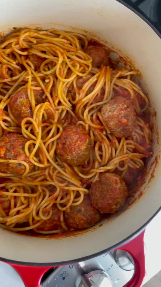 50 Pasta Aesthetic Dishes From An Elegant Dinner To A Cozy Meal : Spaghetti & Meat Balls