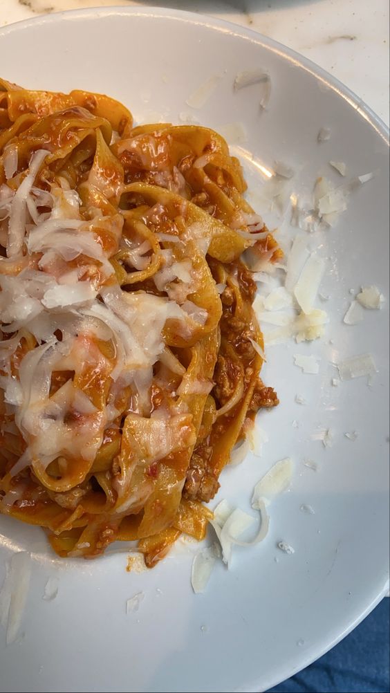 50 Pasta Aesthetic Dishes From An Elegant Dinner To A Cozy Meal : Linguine with Ragu Sauce