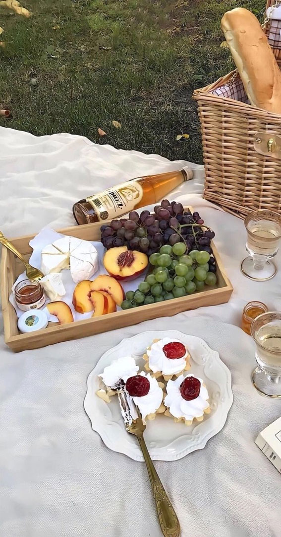 Discovering the Essence of Aesthetic Summer : Fruits & Tart Picnic