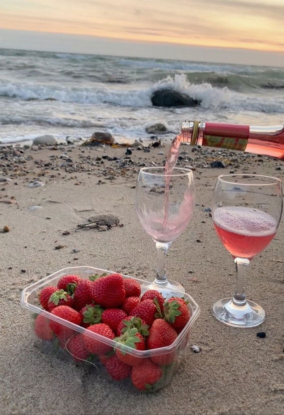 Discovering the Essence of Aesthetic Summer : Rose Wine & Strawberries