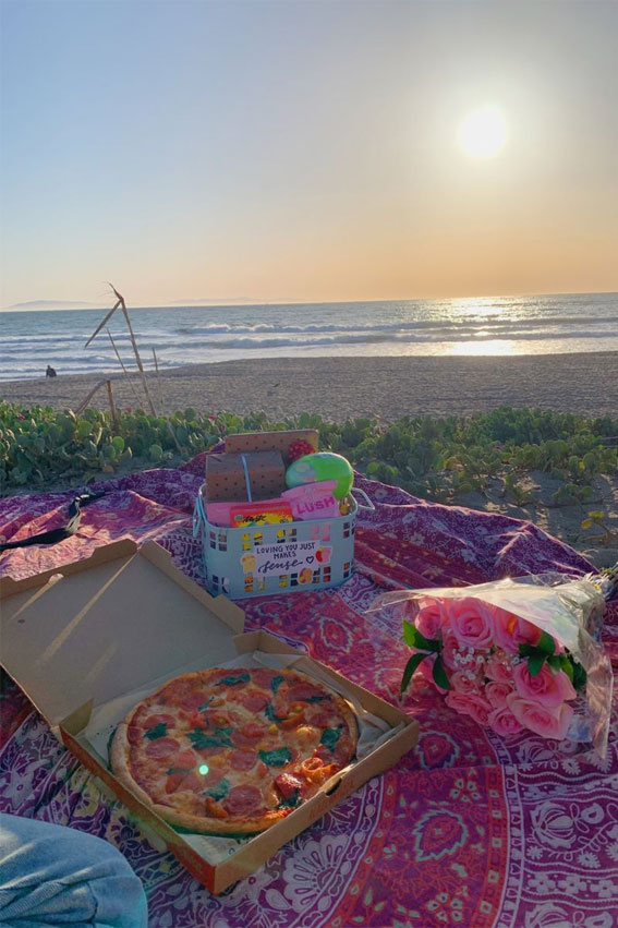 Discovering the Essence of Aesthetic Summer : Pizza Picnic on Beach