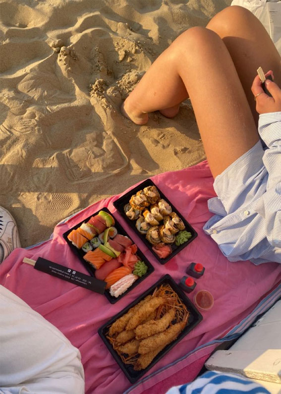 Discovering the Essence of Aesthetic Summer : Sushi & Tempura Picnic on The Beach