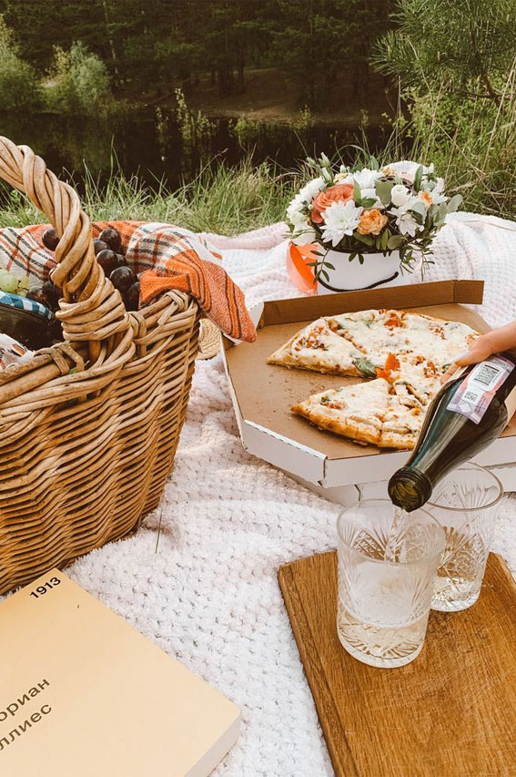 Discovering the Essence of Aesthetic Summer : Pizza & Champagne