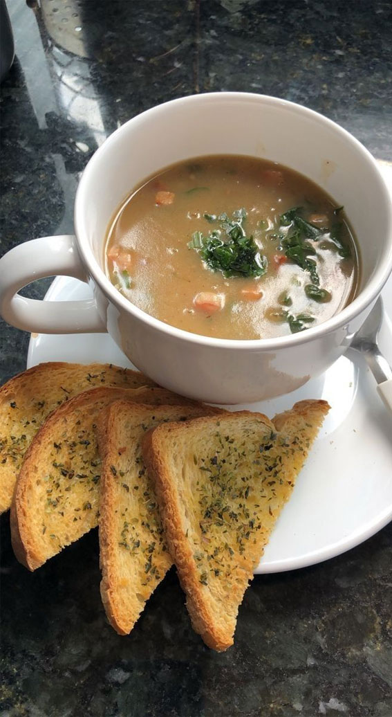Irresistible Food Cravings Unveiled : Crouton in Vegetable Soup + Garlic Breads