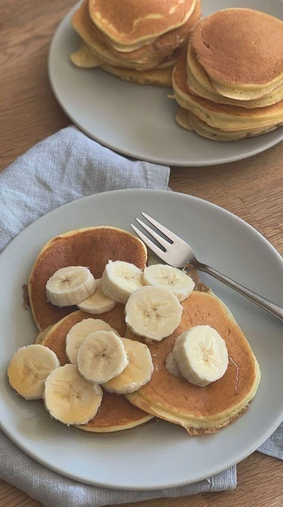 Irresistible Food Cravings Unveiled : Banana Pancakes Topped with Bananas