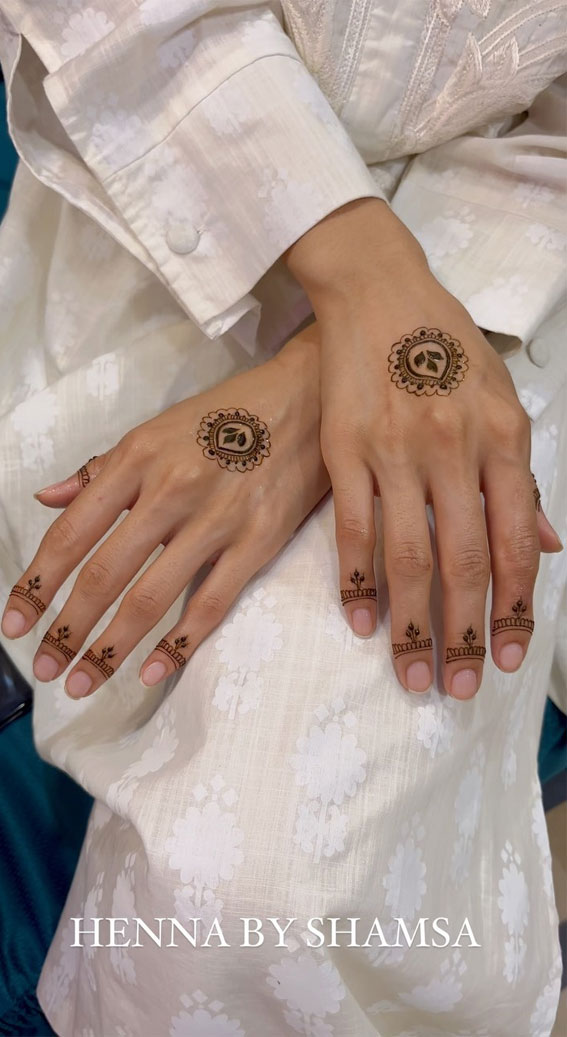 30 Beautiful Henna Designs : Minimal Henna on Fingers & Back Hands