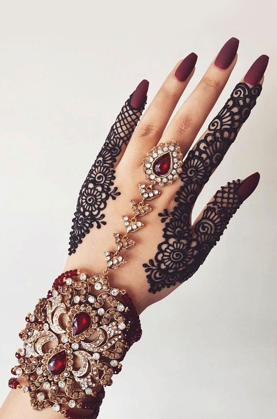 32 Captivating Henna Designs : Henna Paired with Red Nails