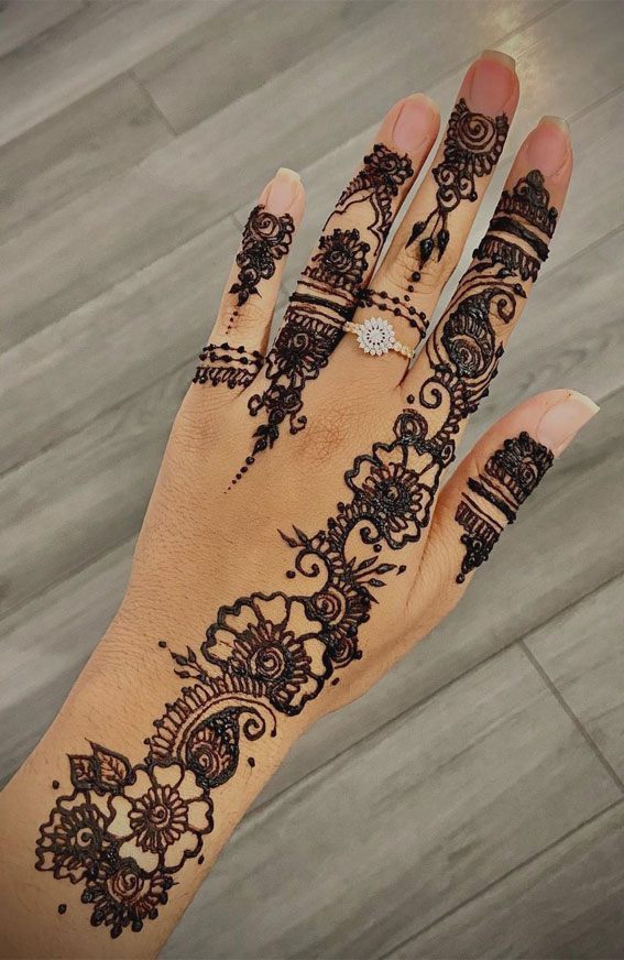 30 Beautiful Henna Designs : Floral Paisley on Fingers