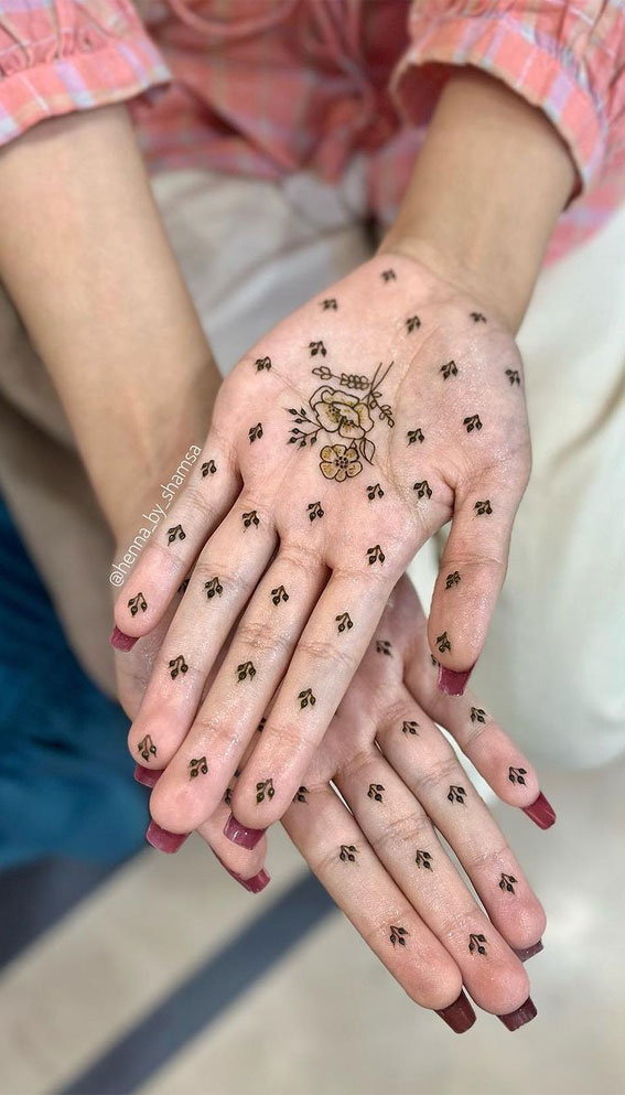32 Captivating Henna Designs : Simple Print with Floral Centerpieces
