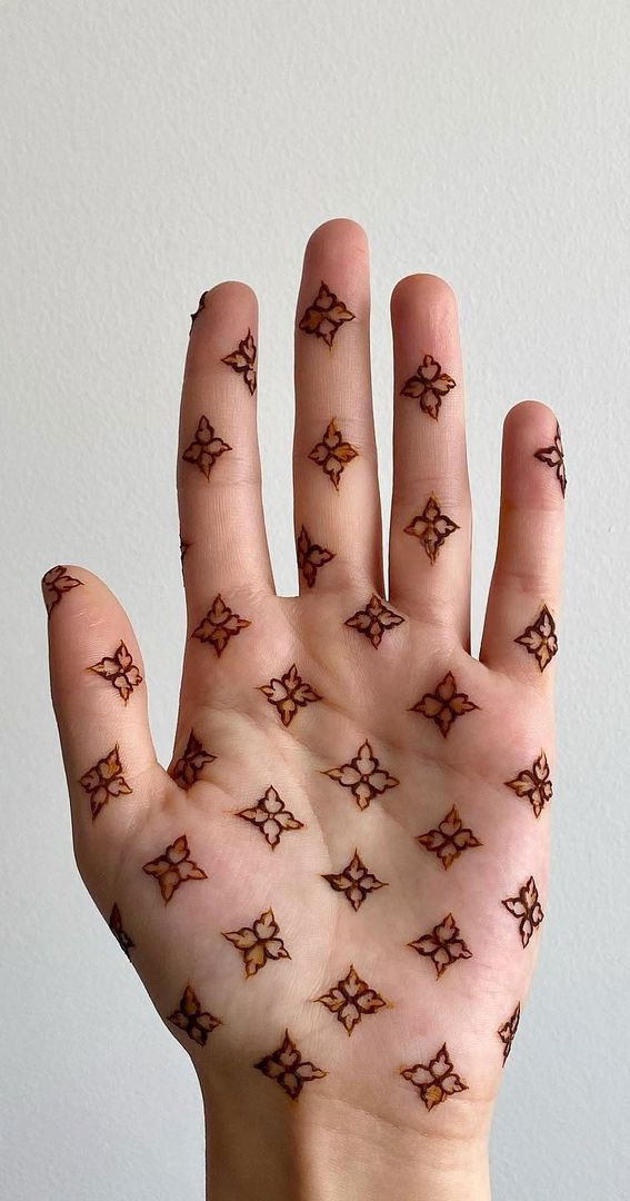32 Captivating Henna Designs : Arabesque Whimsy