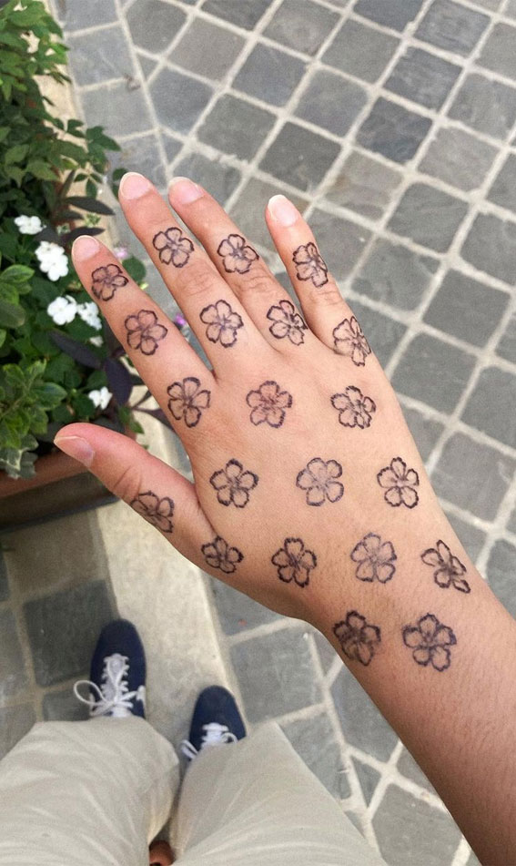 32 Captivating Henna Designs : Flower Delight