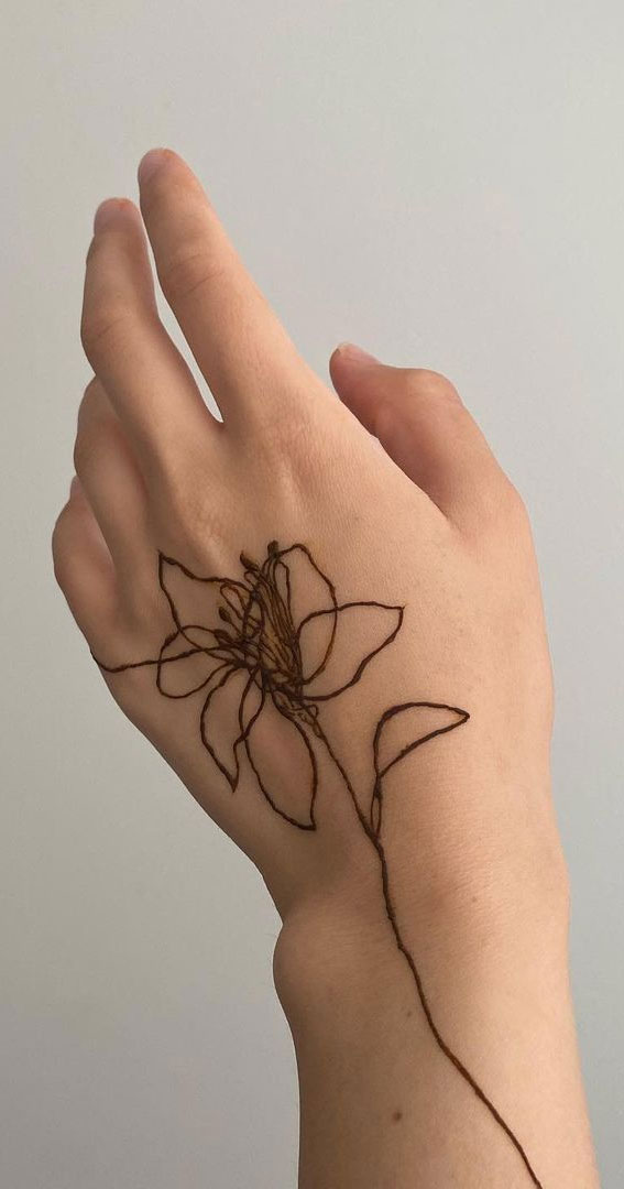 32 Captivating Henna Designs : Floral Fine Lines