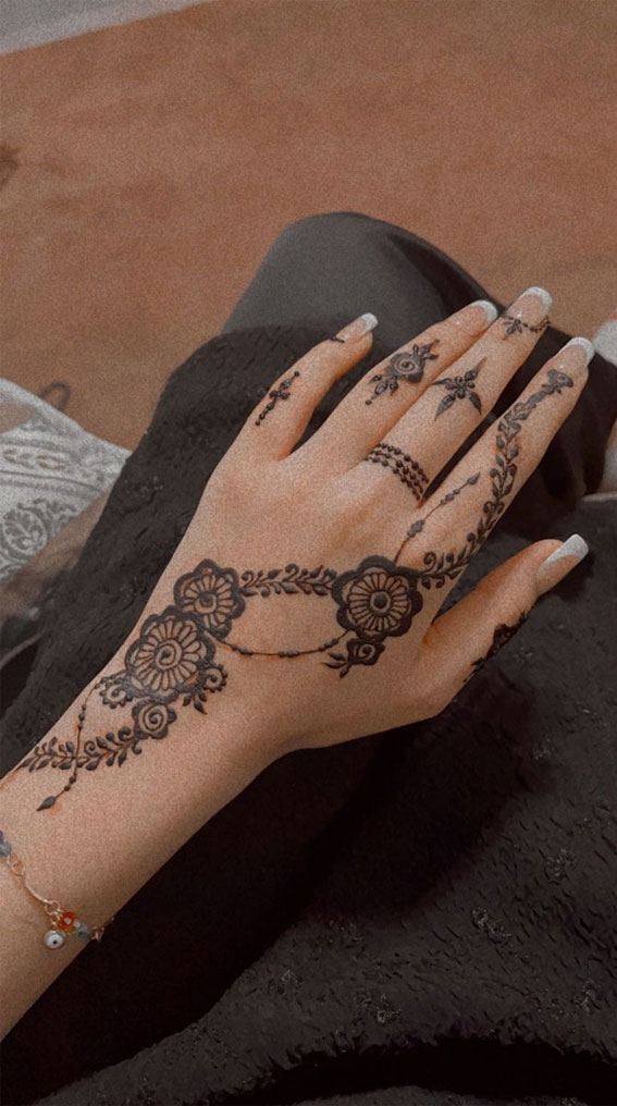 59 Timeless Pattern and Artistry Henna Designs : Hand Adornments