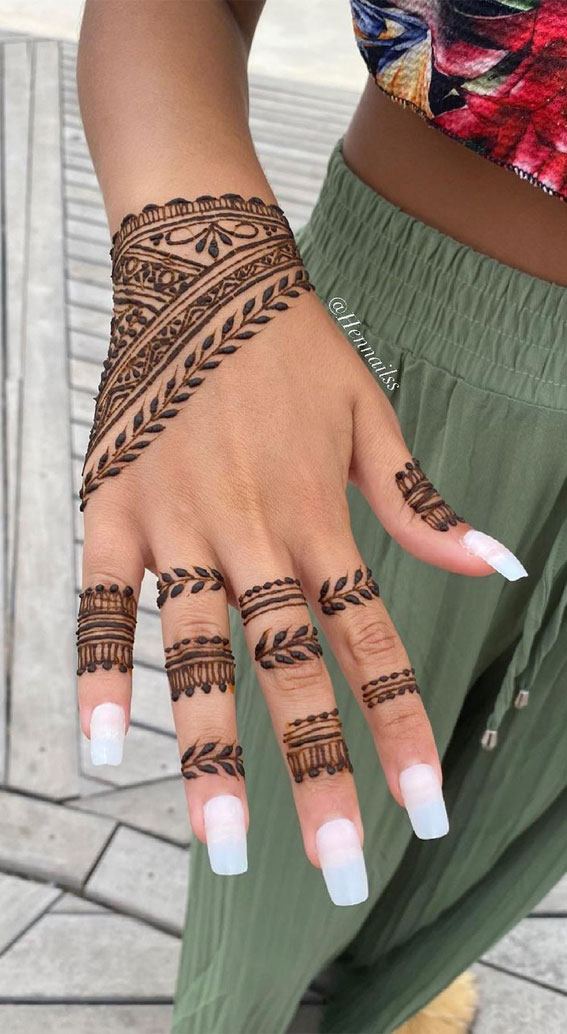 59 Timeless Pattern and Artistry Henna Designs : Asymmetric Henna on Wrist