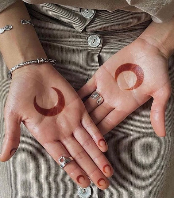 59 Timeless Pattern and Artistry Henna Designs : Crescent Moon on Palm
