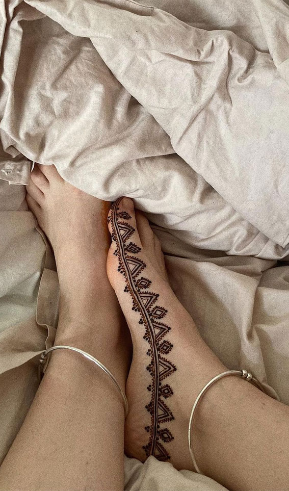 59 Timeless Pattern and Artistry Henna Designs : Geometric Foot Henna