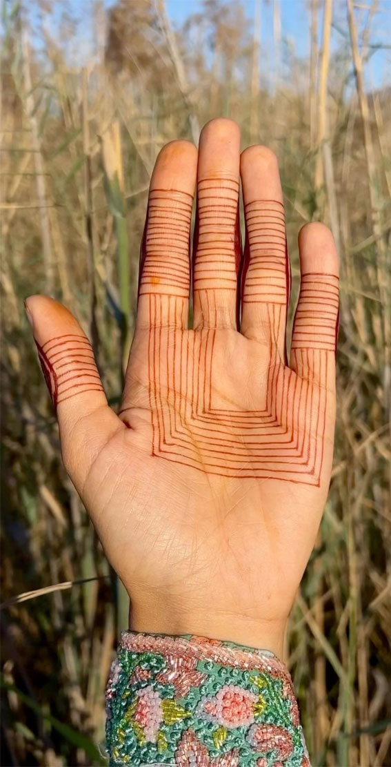 30 Beautiful Henna Designs : Square Outline on Palm