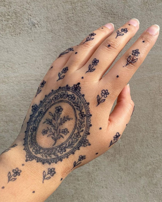 30 Beautiful Henna Designs : Small Floral & Victorian Frame