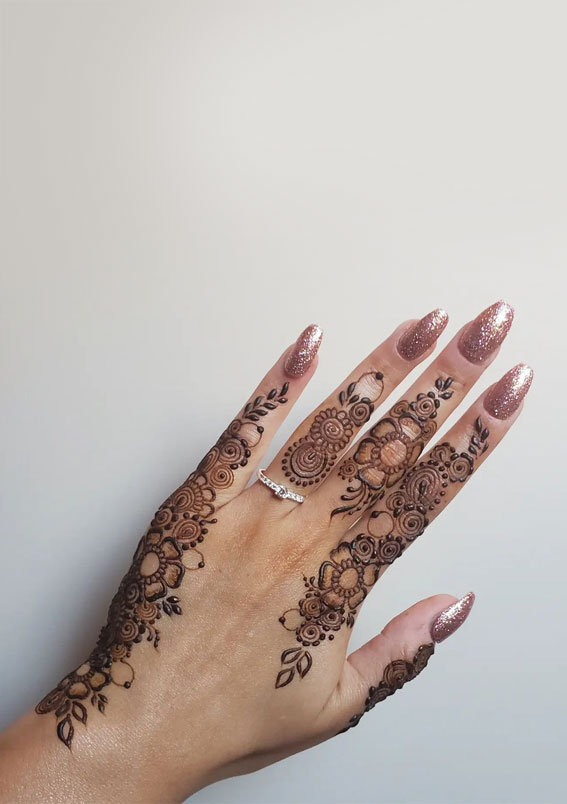 32 Captivating Henna Designs : Dainty and delicate henna