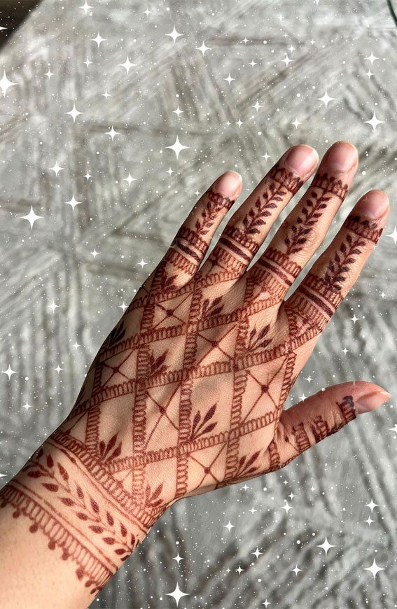 32 Captivating Henna Designs : Geometric Elegance