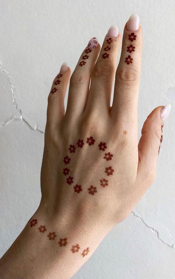 59 Timeless Pattern and Artistry Henna Designs : Minimal Floral Wreath