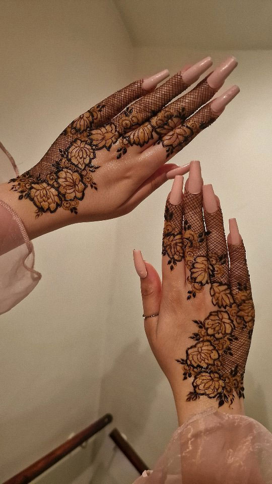 32 Captivating Henna Designs : Pretty florals and nets