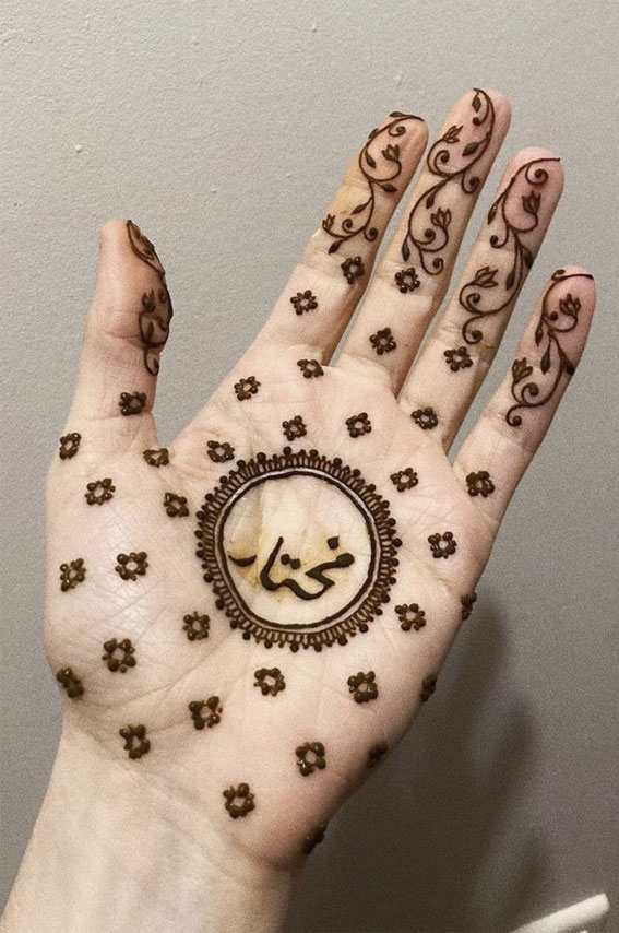 59 Timeless Pattern and Artistry Henna Designs : Tiny Flower & Arabic in Frame
