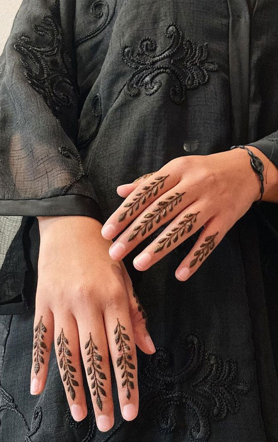 59 Timeless Pattern and Artistry Henna Designs : Simplicity Vines on Fingers