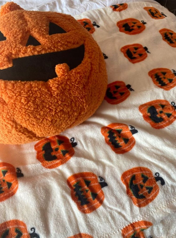 Capturing the Aesthetics of the Fall Season : Pumpkin Bed Cozy Comforts