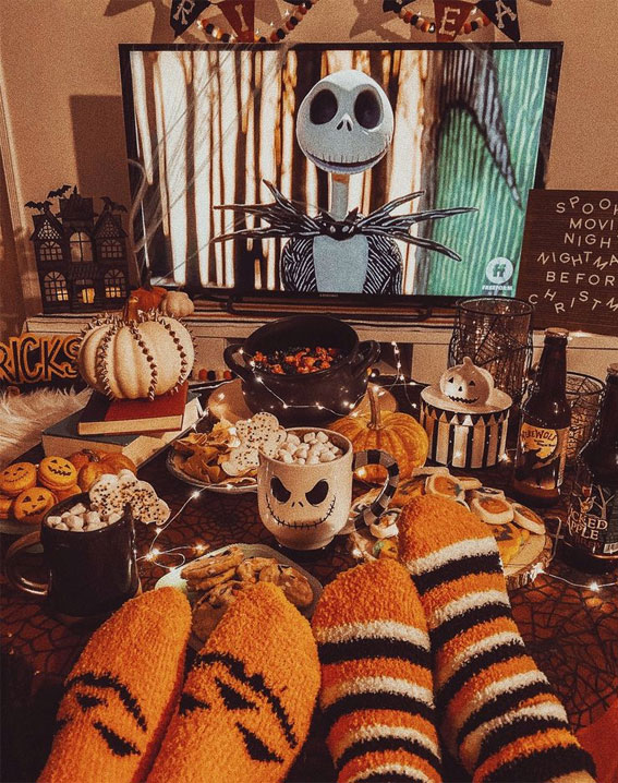 Capturing the Aesthetics of the Fall Season : Spooky Movie Night