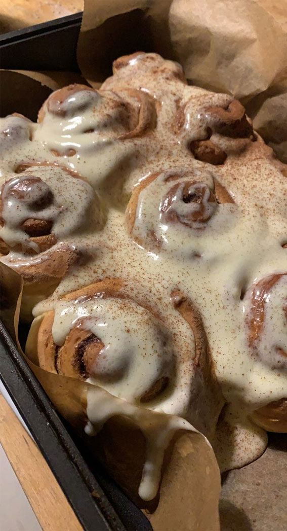 Capturing the Aesthetics of the Fall Season : Icing Topped Cinnamon Rolls