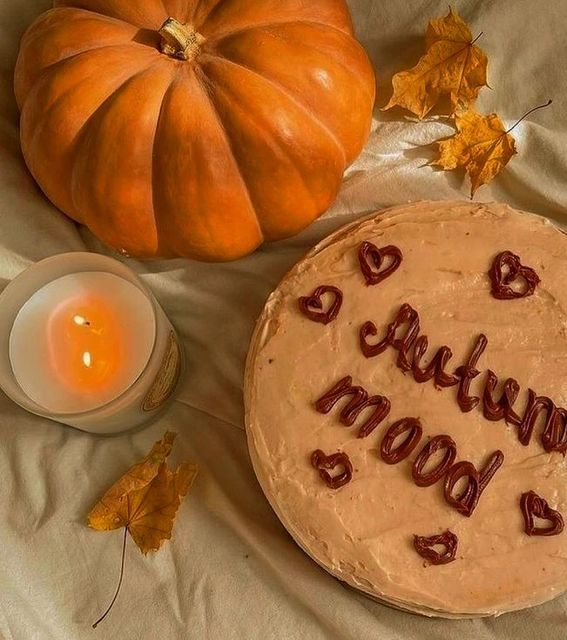 Capturing the Aesthetics of the Fall Season : Pumpkin Spice Cake Autumn Mood