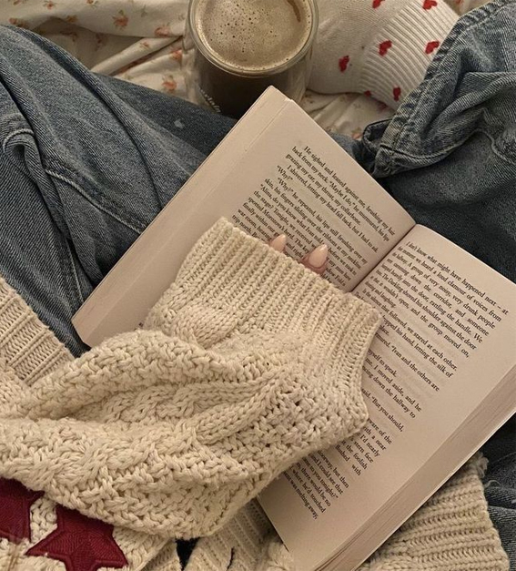 Capturing the Aesthetics of the Fall Season : Cozy Reading in Bed