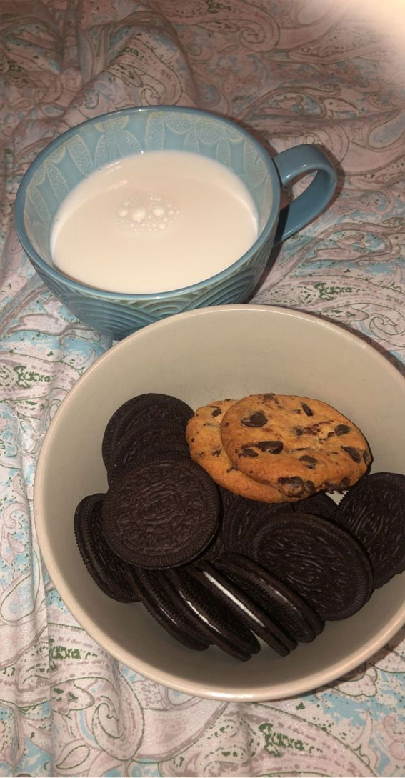 Irresistible Food Cravings Unveiled : Milk & Biscuits Midnight Snacks