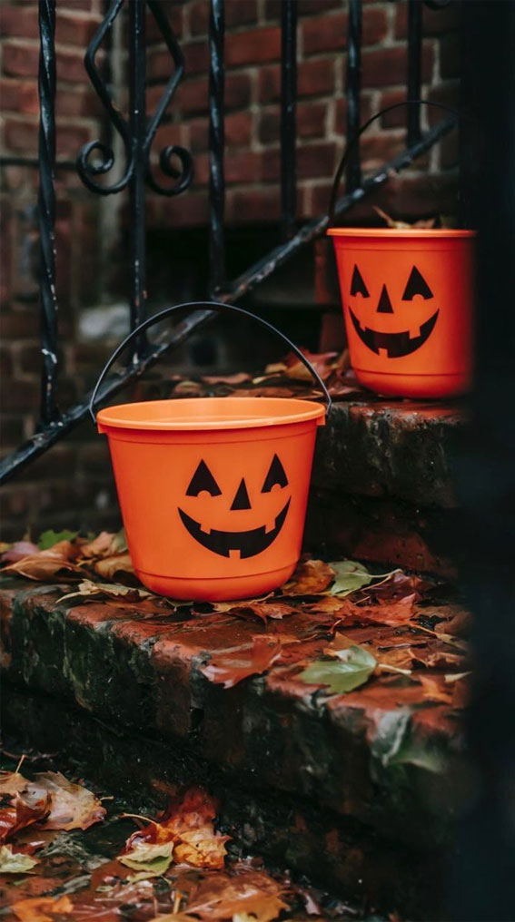 50 Visual Journeys Through Fall’s Aesthetics : Smiley Jack-O-Lantern Buckets