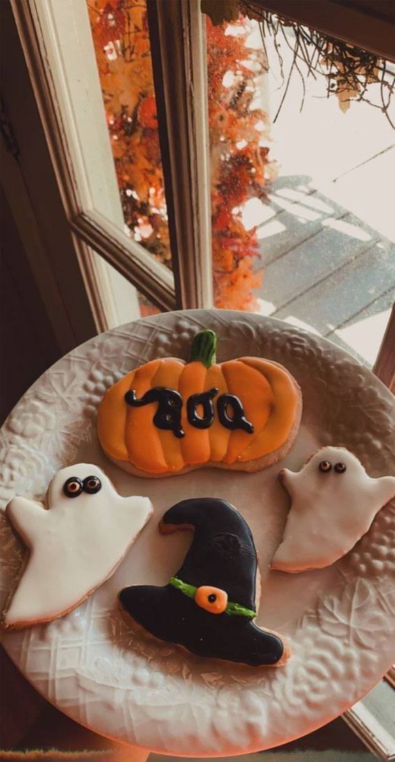 50 Visual Journeys Through Fall’s Aesthetics : Spooky Cookies