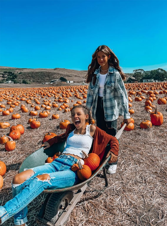 50 Visual Journeys Through Fall’s Aesthetics : Friends at Pumpkin Patch