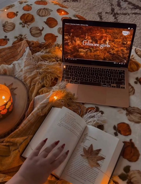 50 Visual Journeys Through Fall’s Aesthetics : Cozy in Bed & Watch Gilmore Girls
