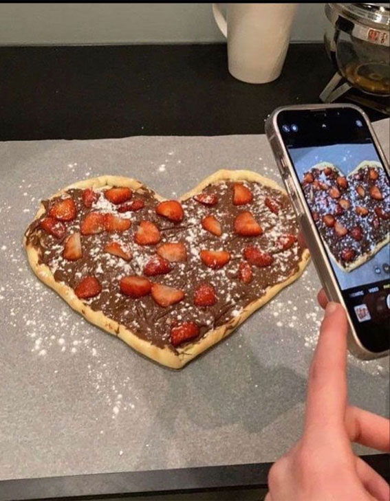 Indulgent Eats 50+ Foodgasmic Delights : Heart Shaped Chocolate & Strawberry Pizza