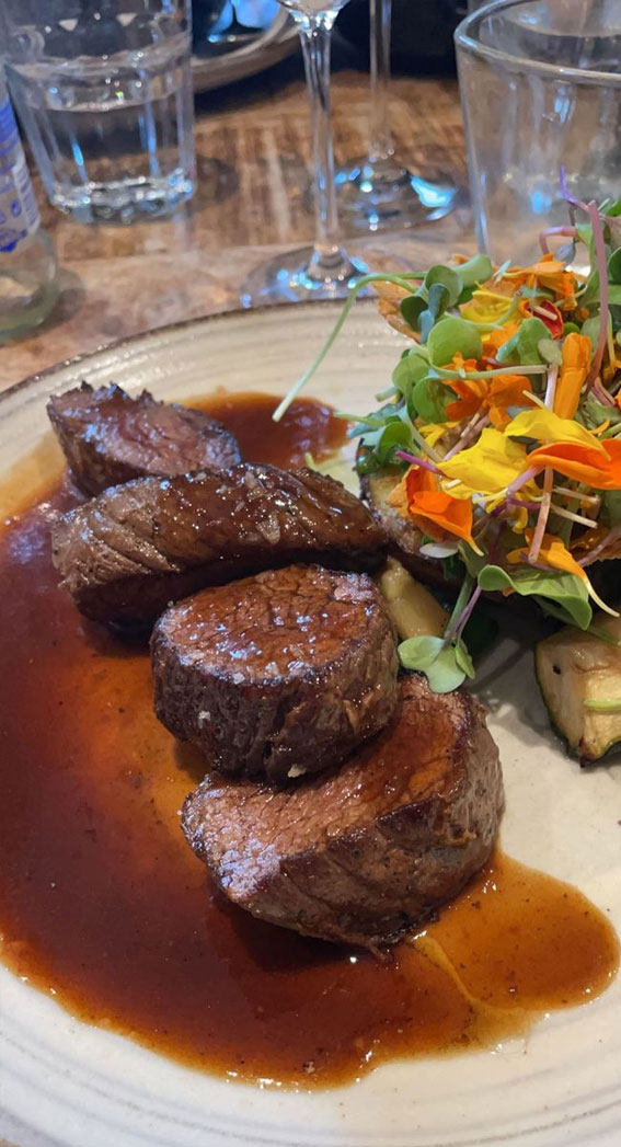 Indulgent Eats 50+ Foodgasmic Delights : Steak & Salad