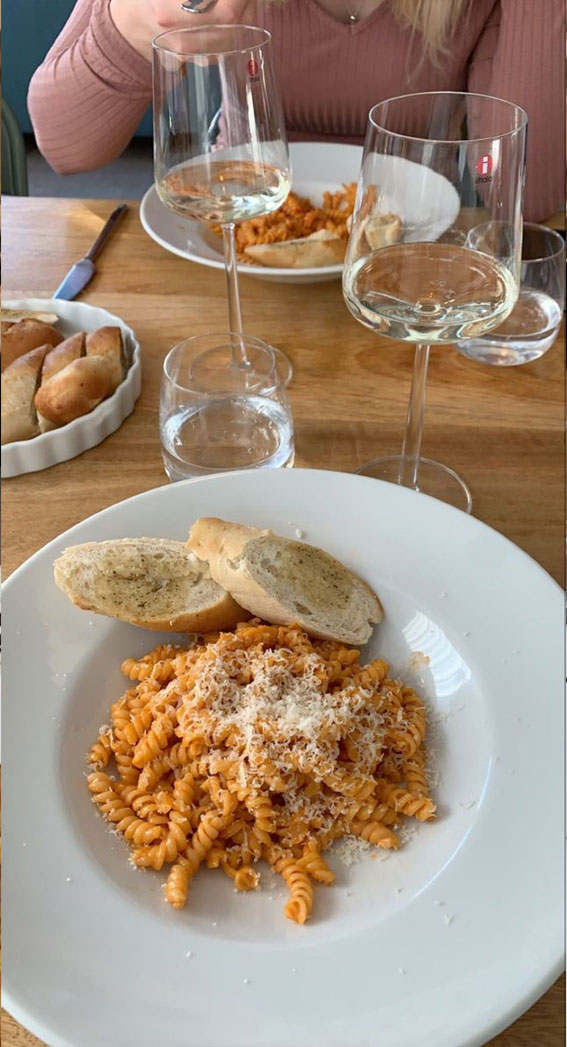 Indulgent Eats 50+ Foodgasmic Delights : Parmesan Pasta & Garlic Bread