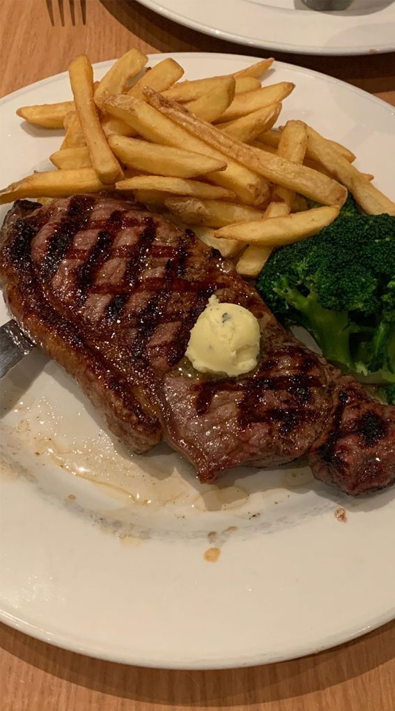 Indulgent Eats 50+ Foodgasmic Delights : Sirloin Steak, Broccoli & Chips
