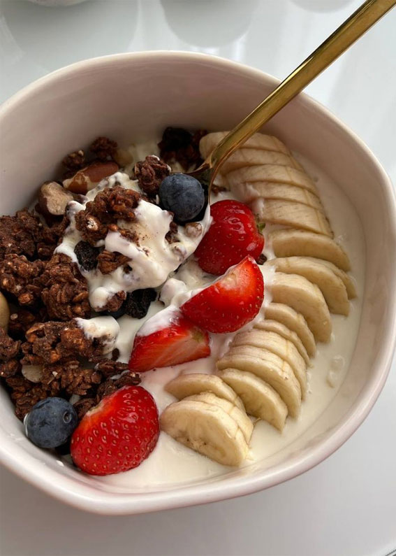 Exploring the Health Benefits of Wholesome Breakfast Bowls : Nutrient-Packed Yogurt Delight