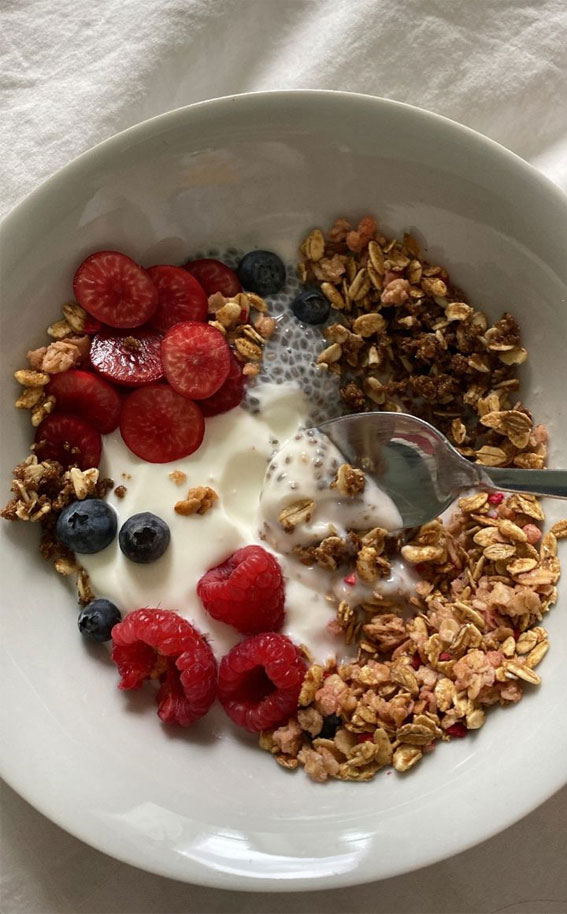 Exploring the Health Benefits of Wholesome Breakfast Bowls : Yoghurt Parfait Bliss
