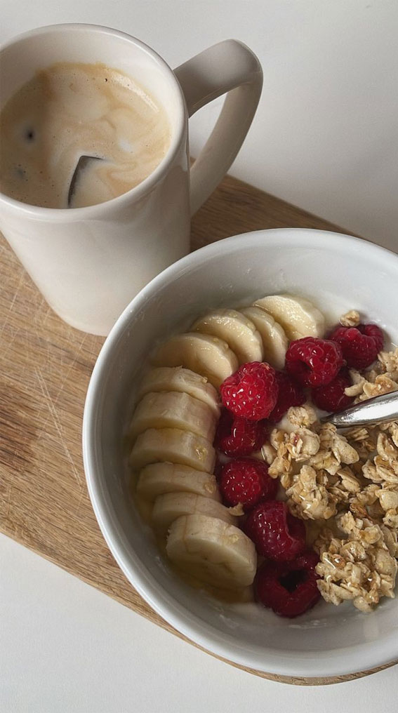 Exploring the Health Benefits of Wholesome Breakfast Bowls : Banana Berry Yogurt Delight