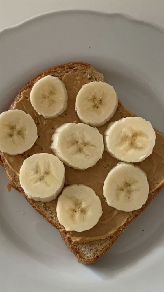 Exploring the Health Benefits of Wholesome Breakfast Bowls : Banana & Peanut Butter Power Bowl
