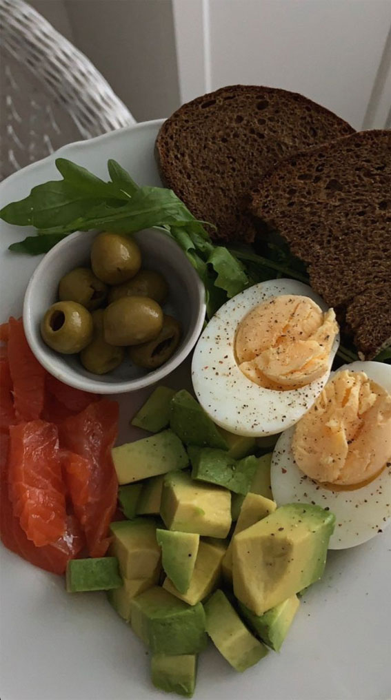 Exploring the Health Benefits of Wholesome Breakfast Bowls : Avocado and Salmon Breakfast Ensemble
