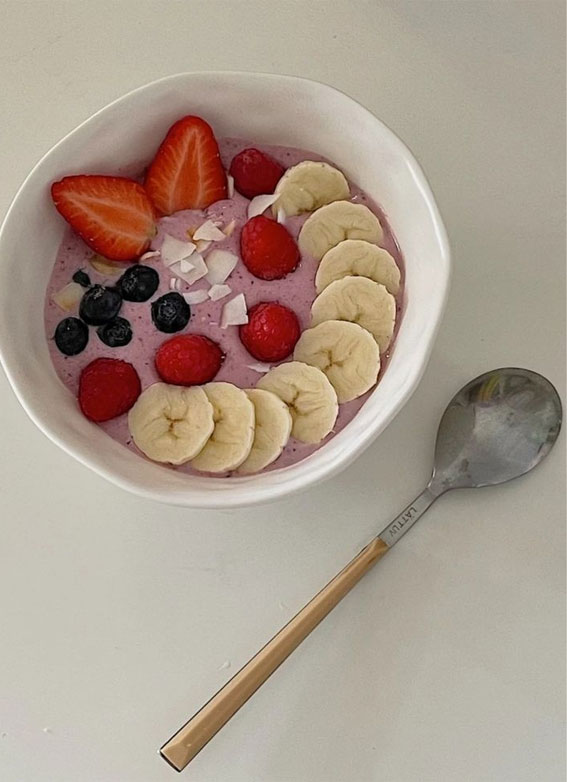 Exploring the Health Benefits of Wholesome Breakfast Bowls : Berry Bliss Smoothie Bowl