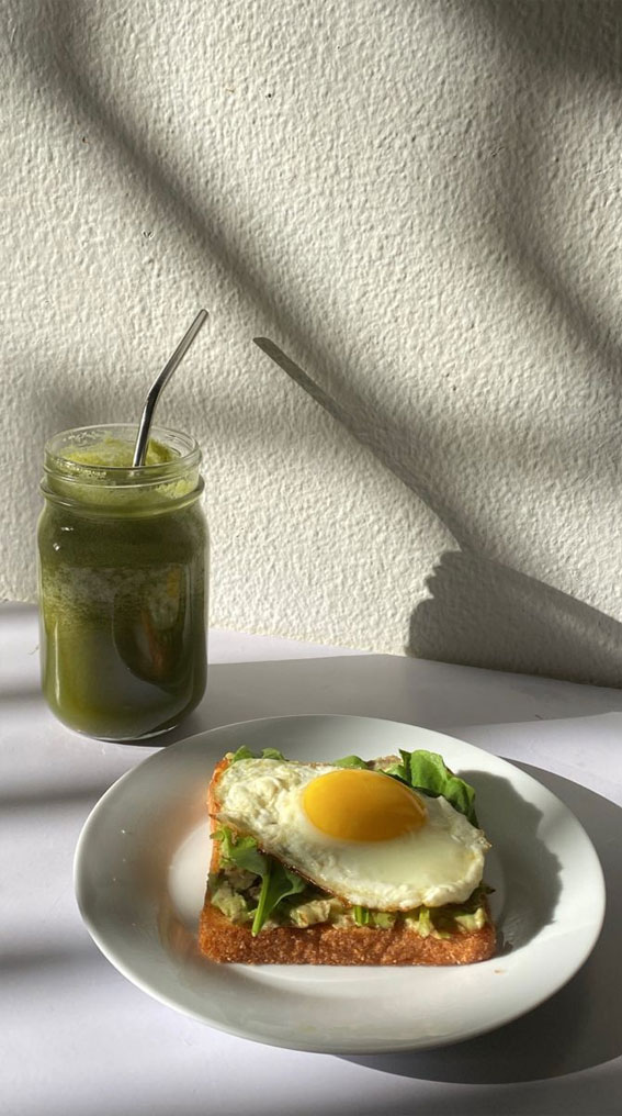 Exploring the Health Benefits of Wholesome Breakfast Bowls : Spinach and Fried Egg Toast with Green Drink