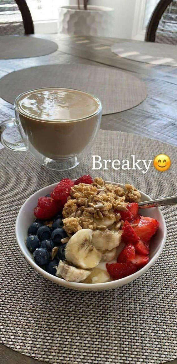 breakfast ideas, yoghurt bowl, breakfast bowls, healthy breakfast, easy healthy breakfast, quick and easy breakfast, good breakfast ideas, breakfast aesthetic, breakfast snapchat